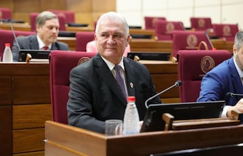 Emiliano Rolón durante la reunión con integrantes de la Mesa Directiva del Senado.