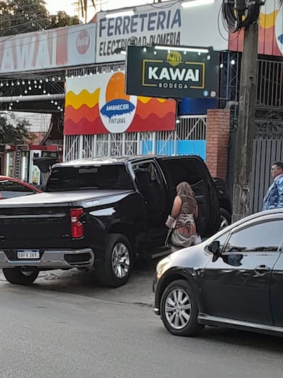 La camioneta Chevrolet Silverado modelo 2021, usada por la senadora liberocartista Noelia Cabrera, estacionada frente a una ferretería y bodega, de la ciudad de Lambaré.