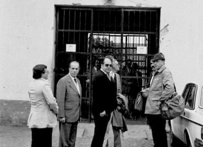 Aldo Zuccolillo (der.) esperando para ingresar a Tacumbú.