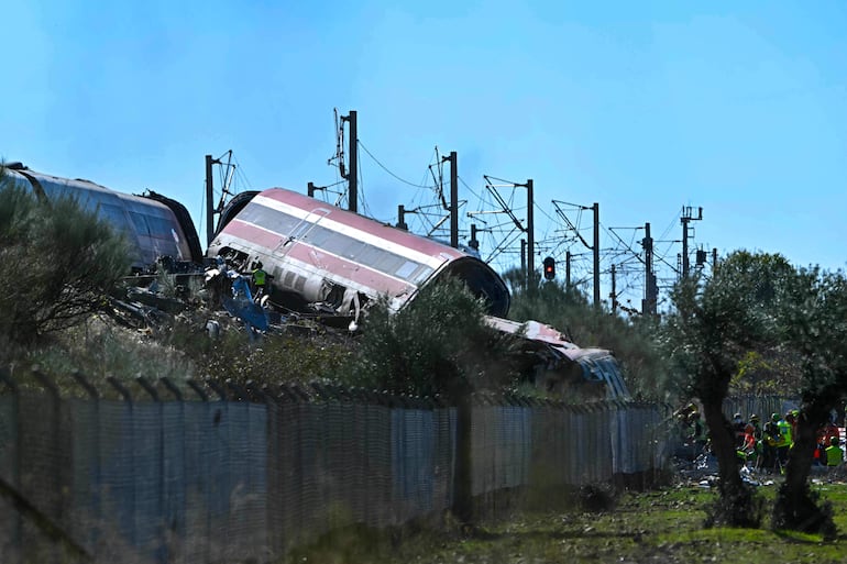 Se observa a equipos de rescate en el lugar de una colisión ferroviaria entre un tren de alta velocidad AVE de Renfe y un tren de Iryo, a unos 150 km al sur de Madrid, entre Urda y Los Yébenes, en la provincia de Toledo, el 28 de octubre de 2026.