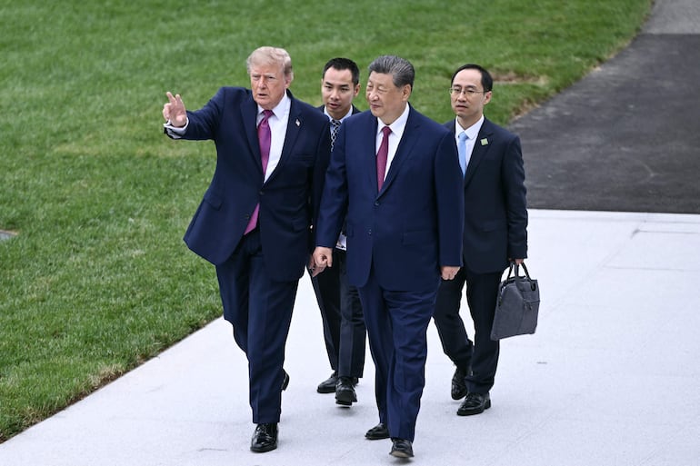 El presidente de Estados Unidos, Donald Trump, camina junto al presidente de China, Xi Jinping, por el Jardín Sur de la Casa Blanca tras su reunión bilateral en Washington D. C