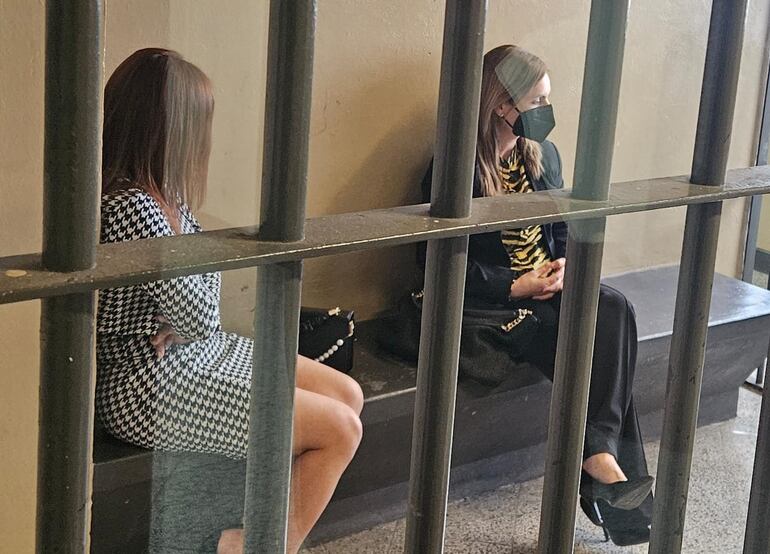 Fiscala Ana Girala y su abogada Christi Magali Ortega Domínguez  en dependencia judicial.