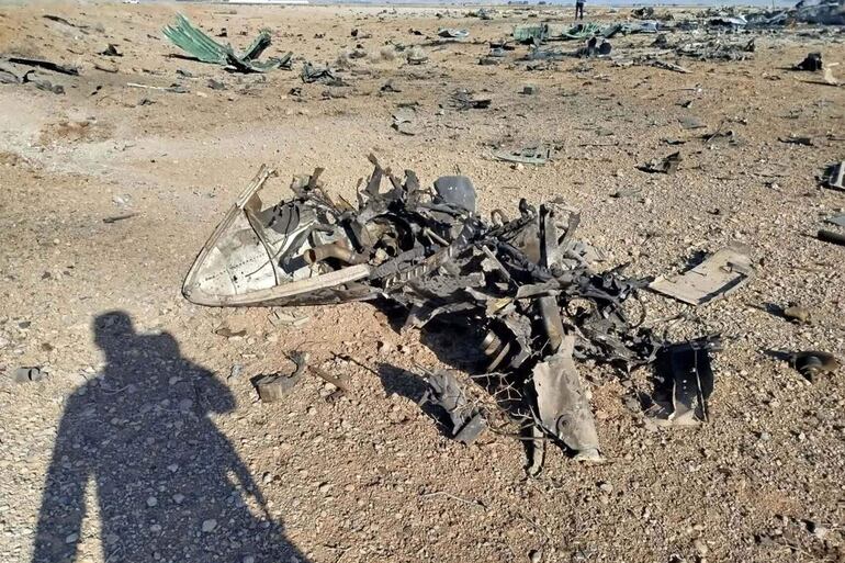 Esta fotografía, facilitada por el sitio web oficial de la Guardia Revolucionaria Islámica (CGRI) de Irán, Sepah News, el 5 de abril de 2026, muestra los restos de un avión estrellado en el centro de Irán.