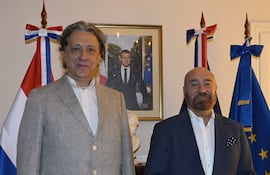 Solano Benítez junto con Pierre Christian Soccoja, embajador de Francia.