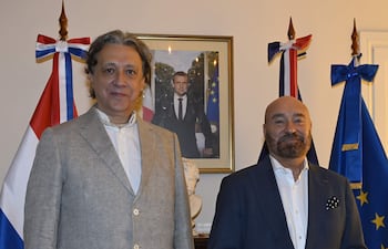 Solano Benítez junto con Pierre Christian Soccoja, embajador de Francia.