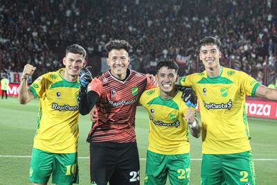 Rodrigo Bogarín (i) celebra la clasificación de Defensa y Justicia con sus compañeros Enrique Bologna, Santiago Solari y Julián Malatini.