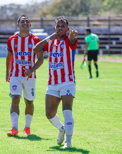 Festejo de William "Nani" Santander, tras marcar el gol de la victoria para Encarnación. Atrás, Florencio Yudis, autor de un doblete.