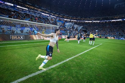 El paraguayo Mathías Villasanti, futbolista de Gremio, celebra la clasificación a las semifinales de la Copa de Brasil 2026 después de eliminar a Internacional en el estadio Arena do Gremio, en Porto Alegre, Brasil.