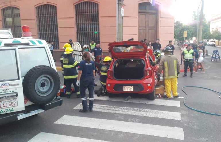 Cuatro personas atrapadas en un auto luego que un bus chocará contra el vehículo en el centro de Asunción.