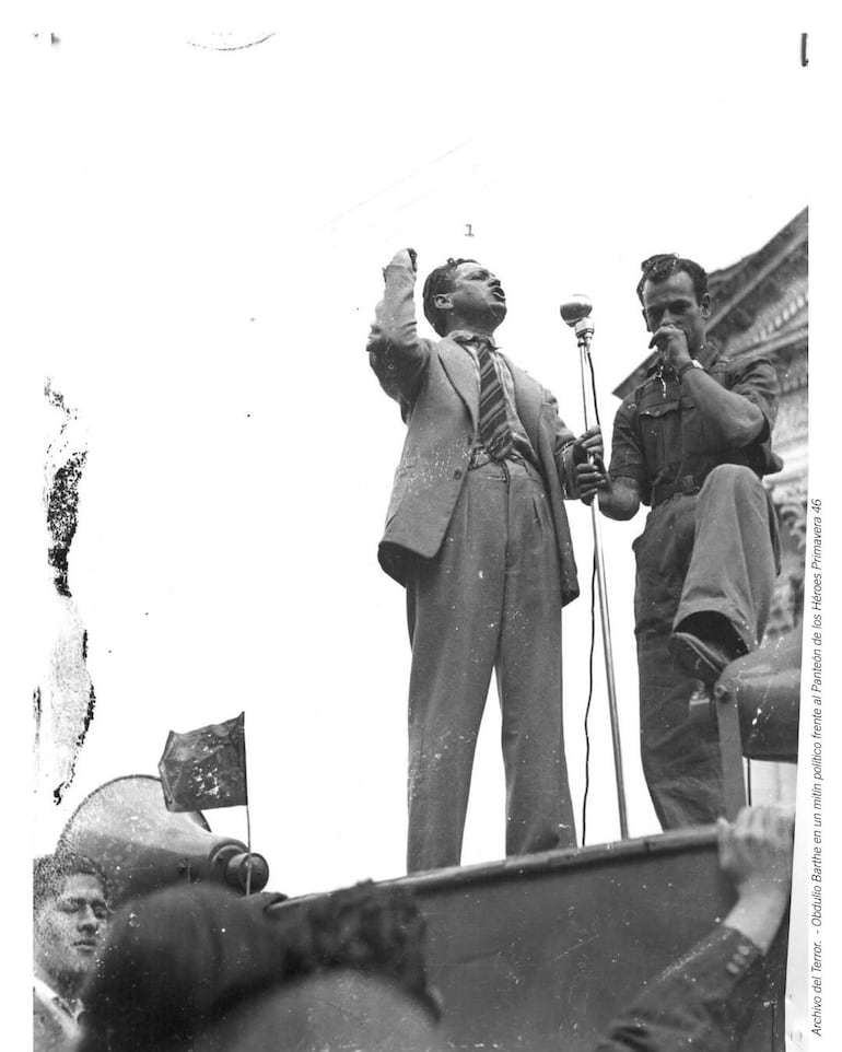 Obdulio Barthe hablando frente al Panteón de los Héroes en la Primavera Democrática de 1946
