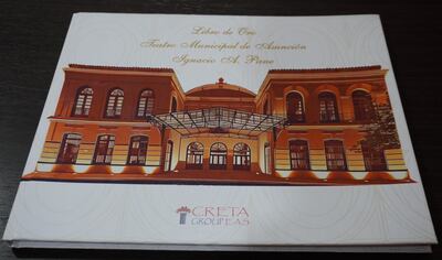 Portada del "Libro de Oro" del Teatro Municipal Ignacio A. Pane que será presentado hoy.