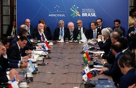 El presidente de Brasil, Luiz Inácio Lula da Silva (c), habla durante la Sesión Plenaria de la Cúpula de Jefes de Estado de los Estados Partes de Mercosur y de los Estados Asociados este sábado, en Foz de Iguazú (Brasil).