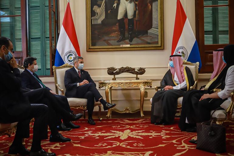 Reunión entre Abdo, ministros y comitiva de Arabia Saudita. (gentileza).