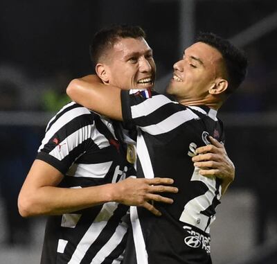 Hernesto Caballero (Libertad) celebra su gol ante Trinidense junto a Lucas Sanabria.