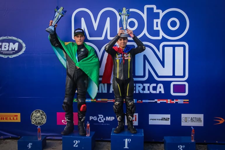 Oliver Cuevas, con la bandera de Paraguay, en lo más alto del podio.