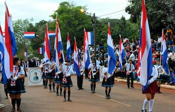 Los estudiantes vestidos elegantemente acompañando el desfile en Guajayví por su aniverasrio de distritación