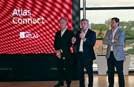 Eduardo Añazco, gerente comercial de Banco Atlas; Hernando Lesme, gerente general, y Humberto Luraghi, coordinador de banca transaccional.