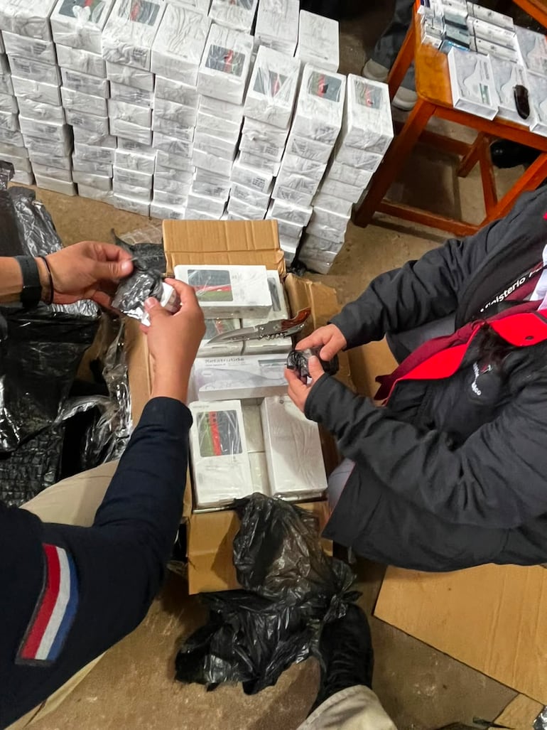 Increíblemente, medicamentos adelgazantes que tenían que estar refrigerados eran transportados entre cajas de celulares.
