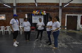 Docentes de San Francisco conversan tras la primera jornada del programa Escuelas Abiertas, de Zeballos Cué.