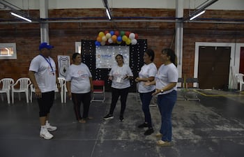 Docentes de San Francisco conversan tras la primera jornada del programa Escuelas Abiertas, de Zeballos Cué.