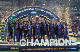 Los jugadores del PSG celebran en el podio tras ganar la final de la Copa Intercontinental de la FIFA 2025 entre el Paris Saint-Germain (PSG) y el CR Flamengo, disputada en el Estadio Ahmad bin Ali en Al-Rayyan, en las afueras de Doha.
