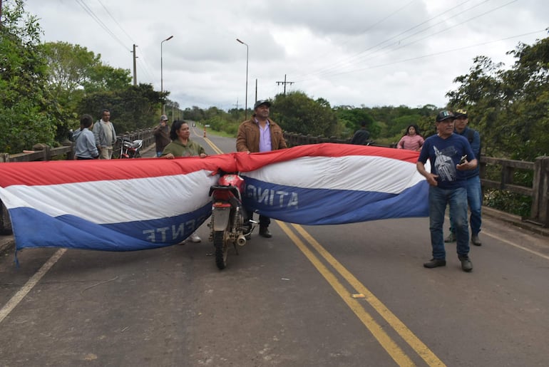 Grupo de pescadores se manifiestan sobre el arroyo Atinguy para realizar reclamos a Yacyretá.