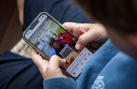 Niño de 14 años posa en su casa cerca de Gosford mientras mira la aplicación de Instagram en su teléfono móvil. El popular sitio web de redes sociales Reddit y el gigante de la transmisión Kick se añadirán a una lista de sitios web prohibidos para menores de 16 años en Australia a partir del próximo mes, según anunció Canberra el 5 de noviembre