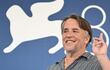 El cineasta estadounidense Richard Linklater posa en el Festival de Cine de Venecia, en el marco de la presentación de su nueva película "Hit Man".