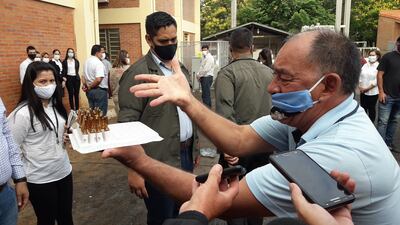 Rubén Oviedo, taxista de Villarrica, mostrando las costosas ampollas que requiere su hermano en terapia intensiva, pero el hospital no le proveía hasta hacer el pedido de manera pública durante una visita del presidente Mario Abdo Benítez.