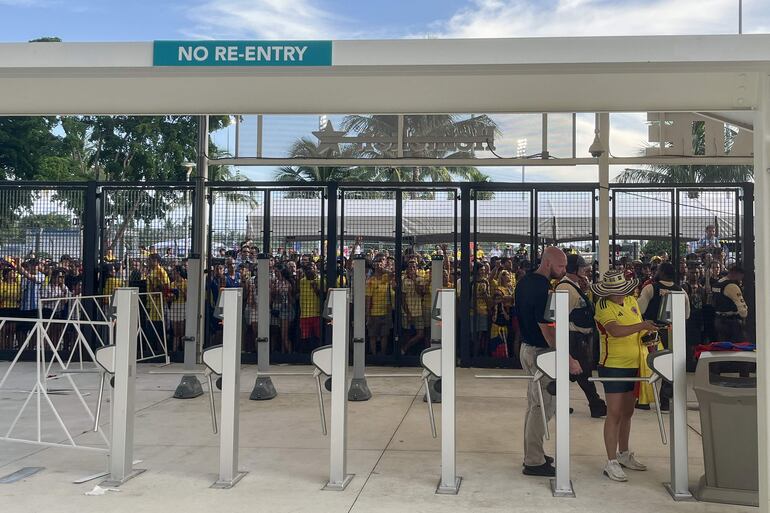 Los aficionados de Colombia esperan ingresar al estadio Hard Rock para la final de la Copa América 2024.