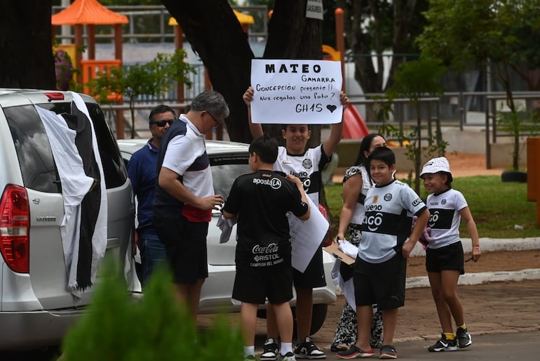 Mateo Gamarra, jugador de Olimpia, recibió a los hinchas en el hotel de concentración en Pedro Juan Caballero en la previa del partido ante 2 de Mayo por la segunda fecha del torneo Apertura 2026 de la Primera División de Paraguay.
