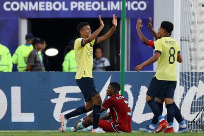 Jugadores de Ecuador celebran un gol ante Colombia hoy, en un partido del Torneo Preolímpico Sudamericano Sub-23 en el estadio Nacional Brígido Iriarte en Caracas (Venezuela).