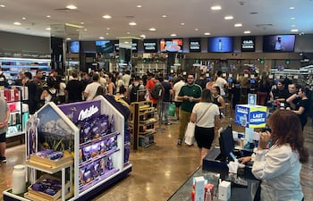 Los locales comerciales de Ciudad del Este están repletos de turistas.