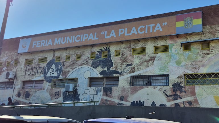 Fachada de la Feria Municipal de Encarnación "La Placita", ubicada en Encarnación, Itapúa.