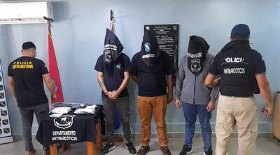 Los detenidos y las evidencias incautadas fueron llevados a una sede policial.