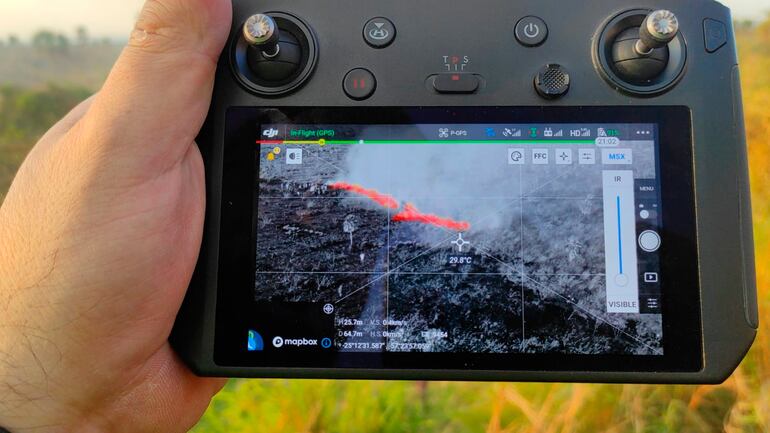 Los bomberos se sirvieron de drones para identificar los focos (rojo) y el avance del fuego.