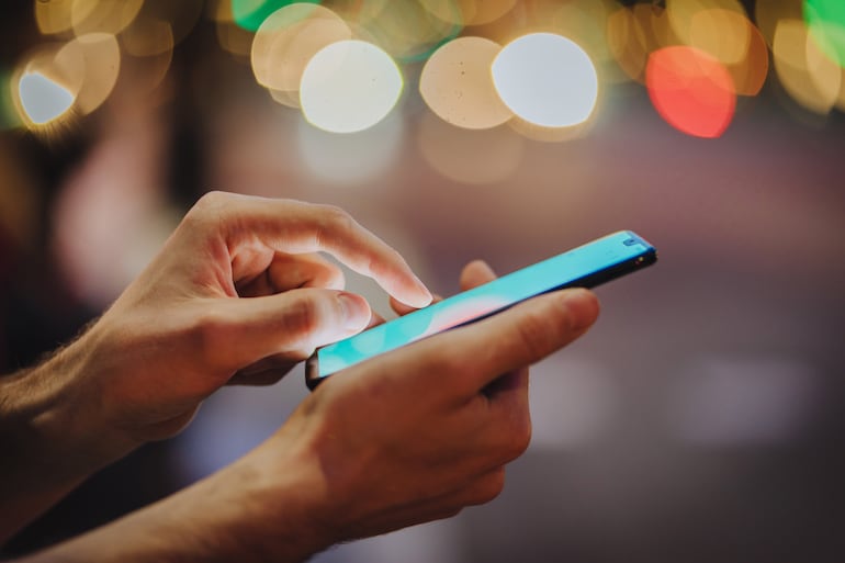 Concepto de brillo máximo en el celular.