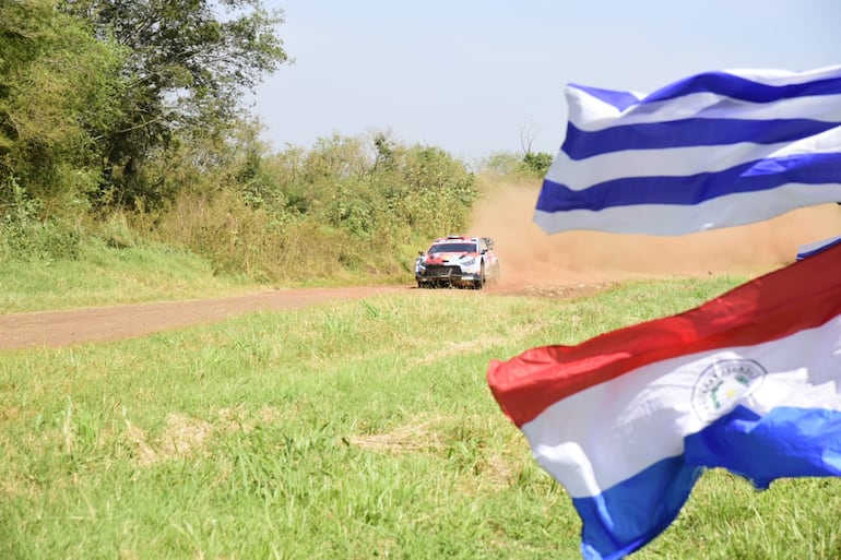 Los pilotos y equipos del Rally del Paraguay 2026 en las pruebas libes oficiales en un tramo de 5,6 kilómetros en la ciudad de Carmen del Paraná, Departamento de Itapúa, Paraguay.
