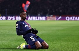 El delantero francés del Paris Saint-Germain, Ousmane Dembélé, celebra tras anotar el primer gol del equipo durante el partido de fútbol de la Ligue 1 francesa entre el Paris Saint-Germain (PSG) y el Lille LOSC, en el estadio Parque de los Príncipes en París.