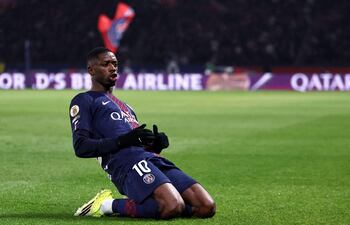 El delantero francés del Paris Saint-Germain, Ousmane Dembélé, celebra tras anotar el primer gol del equipo durante el partido de fútbol de la Ligue 1 francesa entre el Paris Saint-Germain (PSG) y el Lille LOSC, en el estadio Parque de los Príncipes en París.