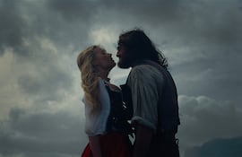 Margot Robbie y Jacob Elordi interpretando a Catherine Earnshaw y Heathcliff en "Cumbres borrascosas".