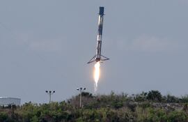 El propulsor Falcon 9 aterriza después de impulsar la misión CRS-34 de la NASA y SpaceX a bordo de una nave de carga Dragon desde el Complejo de Lanzamiento Espacial 40 en la Estación de la Fuerza Espacial de Cabo Cañaveral, en Cabo Cañaveral, Florida, Estados Unidos, el 15 de mayo de 2026.