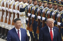 El presidente chino Xi Jinping (i) inspecciona una guardia de honor junto al presidente estadounidense Donald Trump (d) durante una ceremonia de bienvenida en el Gran Salón del Pueblo en Pekín, China, ayer.