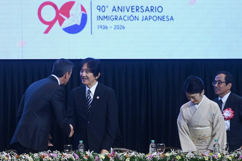 Santiago Peña saluda al príncipe heredero Akishino de Japón.  Observa, con reverencia, la princesa heredera Kiko. (Photo by DANIEL DUARTE / AFP)