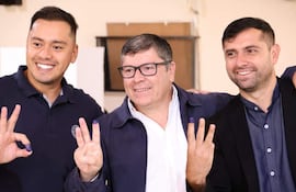 Tras votar, sonríen Miguel Prieto, Daniel Pereira Mujica (c) y Óscar González, este último, actual concejal que busca la reelección.