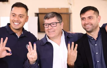 Tras votar, sonríen Miguel Prieto, Daniel Pereira Mujica (c) y Óscar González, este último, actual concejal que busca la reelección.