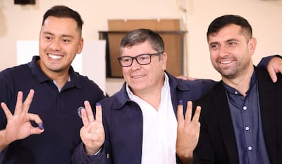 Tras votar, sonríen Miguel Prieto, Daniel Pereira Mujica (c) y Óscar González, este último, actual concejal que busca la reelección.