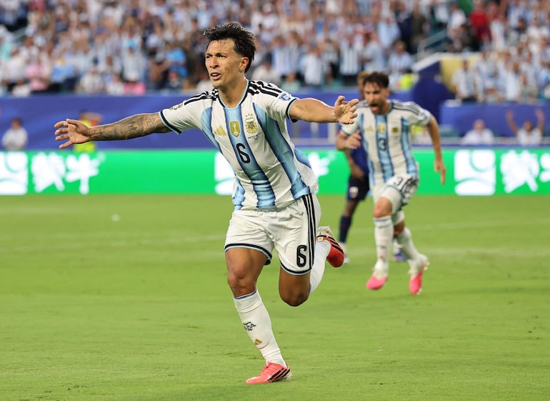Lisandro Martínez #6 de Argentina celebra tras anotar el segundo gol de su equipo durante el partido de los dieciseisavos de final de la Copa Mundial de la FIFA 2026 entre Argentina y Cabo Verde en el Miami Stadium, en Miami Gardens, Florida.