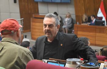 Yamil Esgaib conversa con Jata "Oso" Fernández.