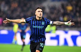 El argentino Lautaro Martínez anotó el primer gol del Inter para el triunfo final por 2-0 sobre el Lazio y así alcanzar la punta.